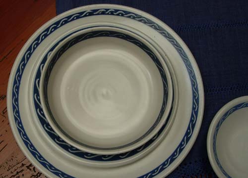 Ceramic dish set in Galerias del Arcangel.