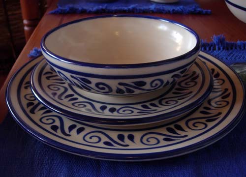 Ceramic dish set in Galerias del Arcangel.